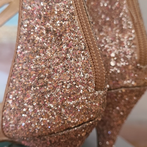 Shoes - Picture 6 of 8